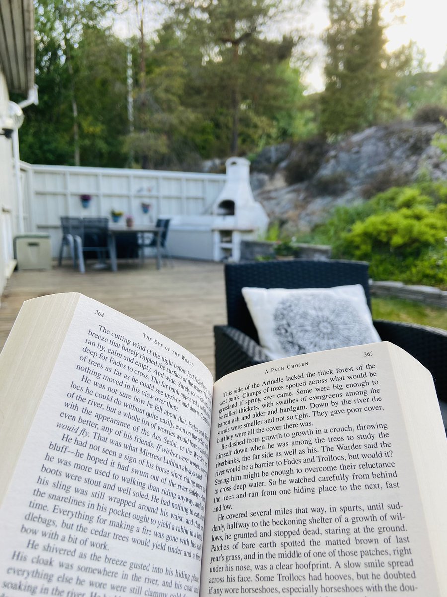 IWidere's tweet photo. Summer vacation 😊🌸📖 https://t.co/3gNJSBsgD8