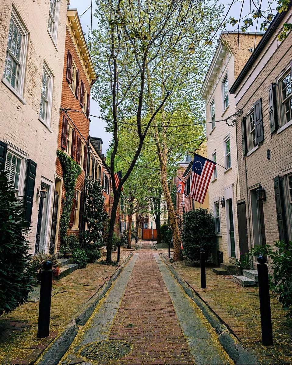 Weekend strolls on a picturesque, historic side street. 😍

Learn more about discovering the charms of Philadelphia on foot ➡ bit.ly/discoverPHL-Wa…

#discoverPHL photo by dacrilikethedrinkl
