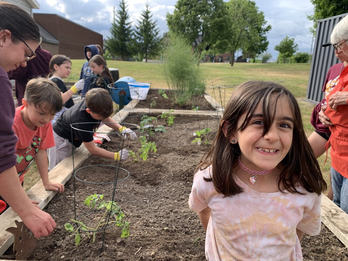 CarletonPlaceYC's tweet image. Gardening is a lot of work, but we're learning gardening is a lot of fun! #lifeskills #twogreenthumbsup
Thank you @thehomedepot for supplies and our amazing community volunteers!!