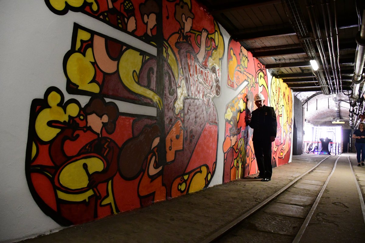 PrasoweSlaskie's tweet photo. INDUSTRIADA 2023 trwa w najlepsze 🧡 W #KopalniaGuido odsłonięto najniżej położony mural w Europie (320 metrów pod ziemią) 💪💪 Zobaczcie sami 📸 Robi wrażenie 😁
#Śląskie @JakubChe #Industriada https://t.co/eN9KpmpJdY