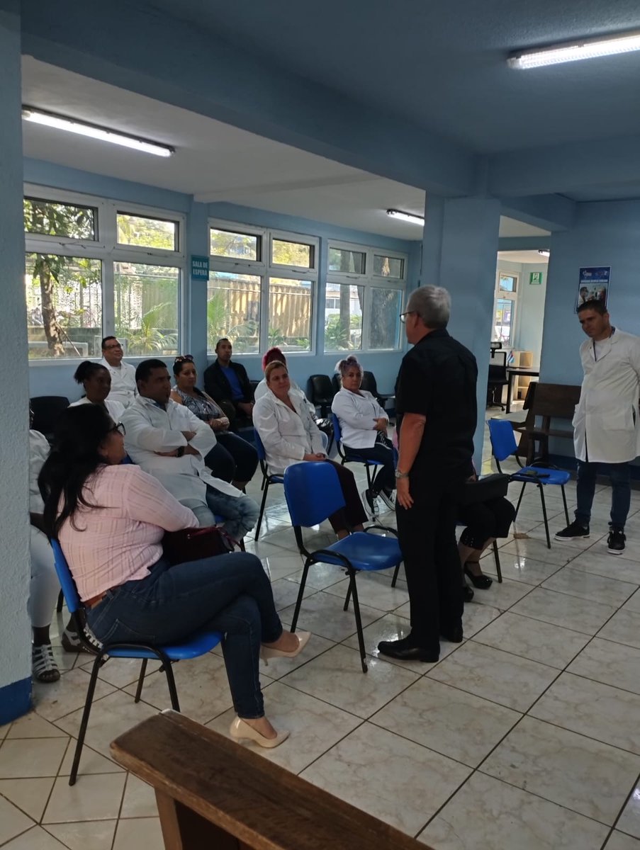 Intercambio de nuestro embajador Nazario Fernández con colaboradores que laboran en el Centro oftalmológico de Escuintla, lo acompañan la Dra.Mariheta Cutiño Rodríguez, jefa de la Brigada Médica Cubana y la Dra. Maria Elena Barrero, jefa de Operación Milagro.