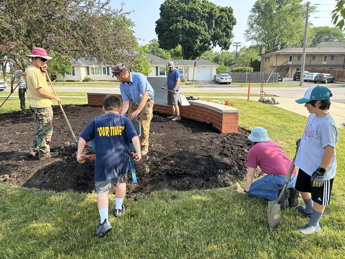 Spent the morning helping at a @GirlScoutsGCNWI Gold Project Work Day @AHSD25South .  The pollinator garden will have a lasting positive impact on the community!  Well done!  @AHRotaryClub @KnightsofPHS @prospectband #everyknight @prospectspeech