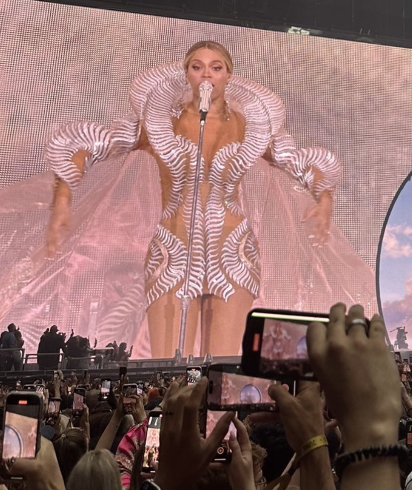 OMG oomf Beyoncé in custom Iris van Herpen 🤯