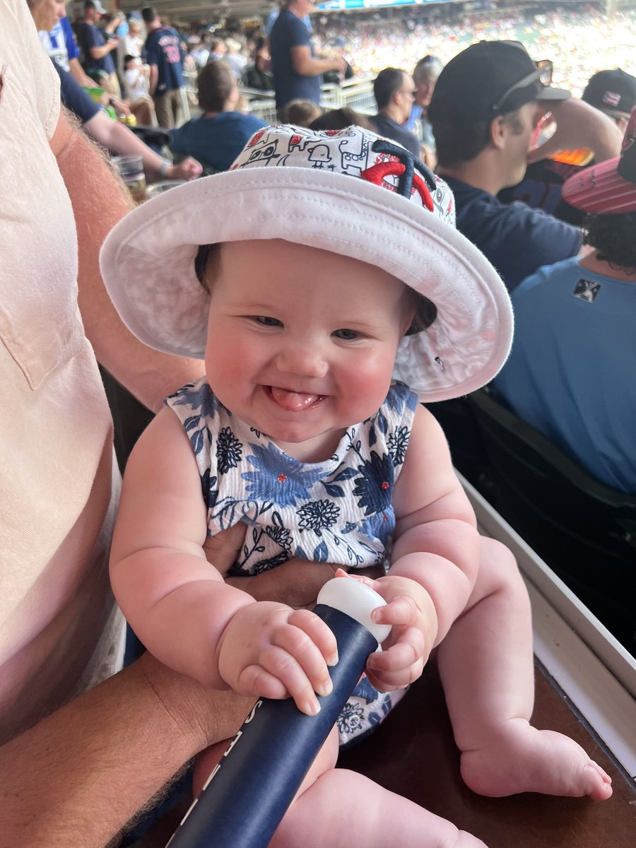 AliciaReibling's tweet photo. Tatum’s 1st Twins Game! @Twins #minnesotatwins https://t.co/tQVPf1gNfD