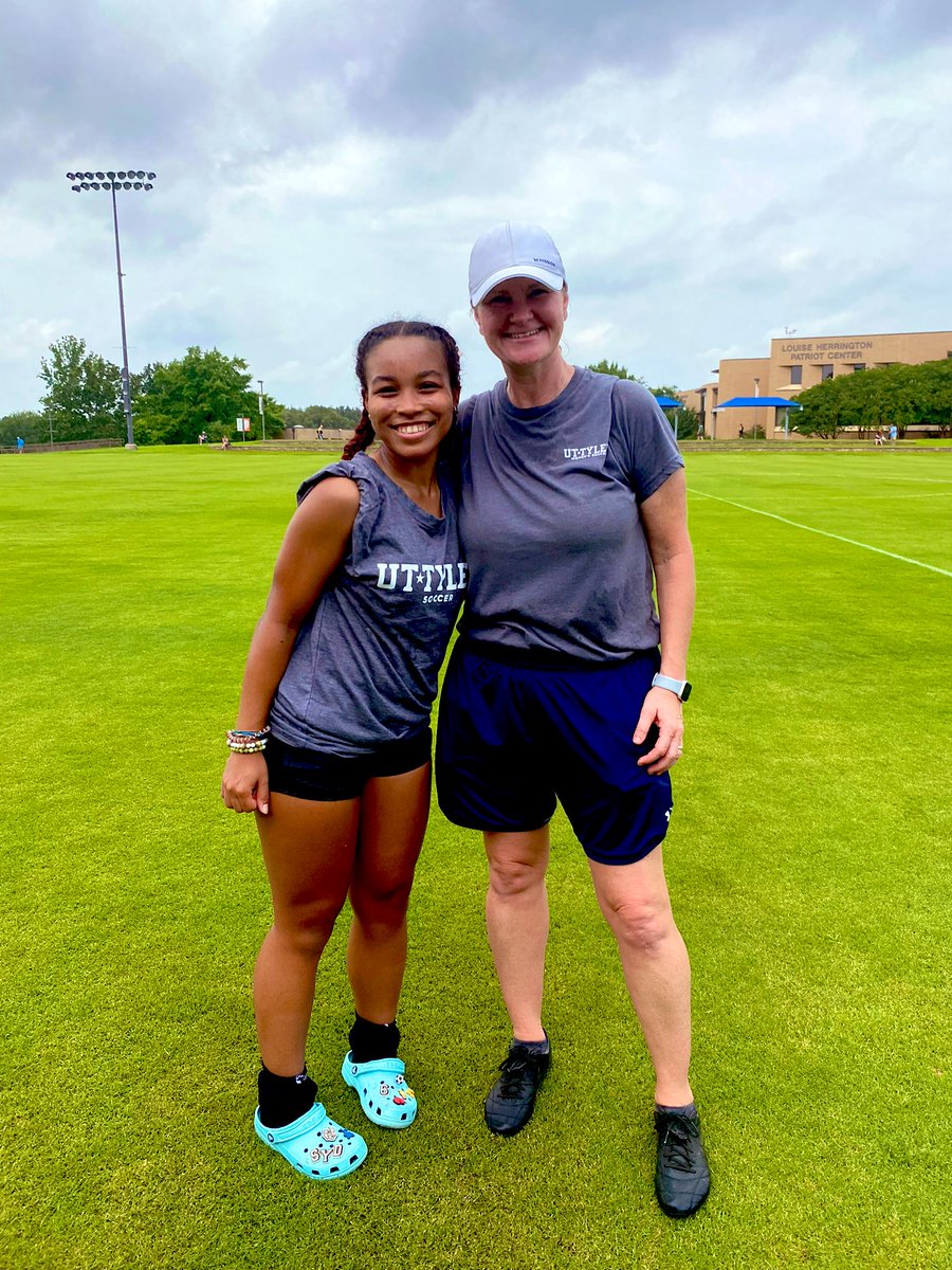 sydney_kirton's tweet image. Had a great time at @soccerpatriots camp this morning. Thanks so much to Coach Webb &amp;amp;  Assistant Coach Thompson for a great experience! Now to head home and start some recovery 💪🏽
#SWOOPSWOOP