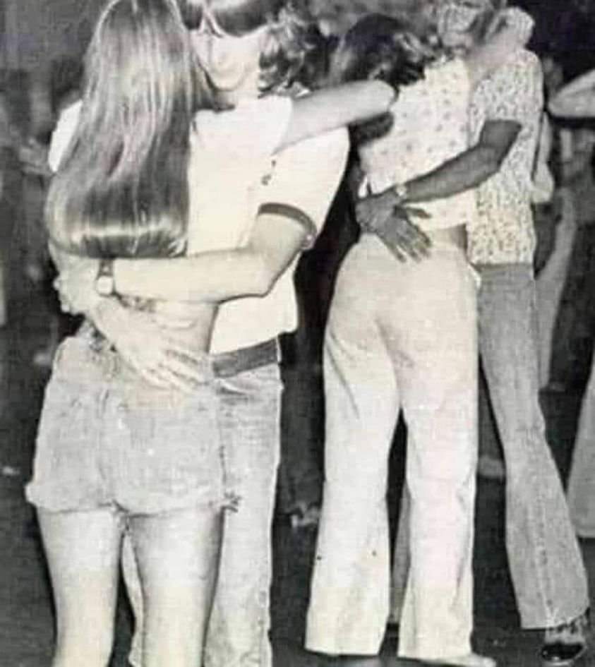 Una generación que mandaba cartas..
Que bailaba los lentos. SOMOS UNA GENERACIÓN QUE NUNCA MÁS VOLVERÁ.
Una generación que fue a la escuela y volvió a pie.
Una generación que hizo la tarea solo para salir lo antes posible a jugar en la calle.
Una generación que pasó todo su