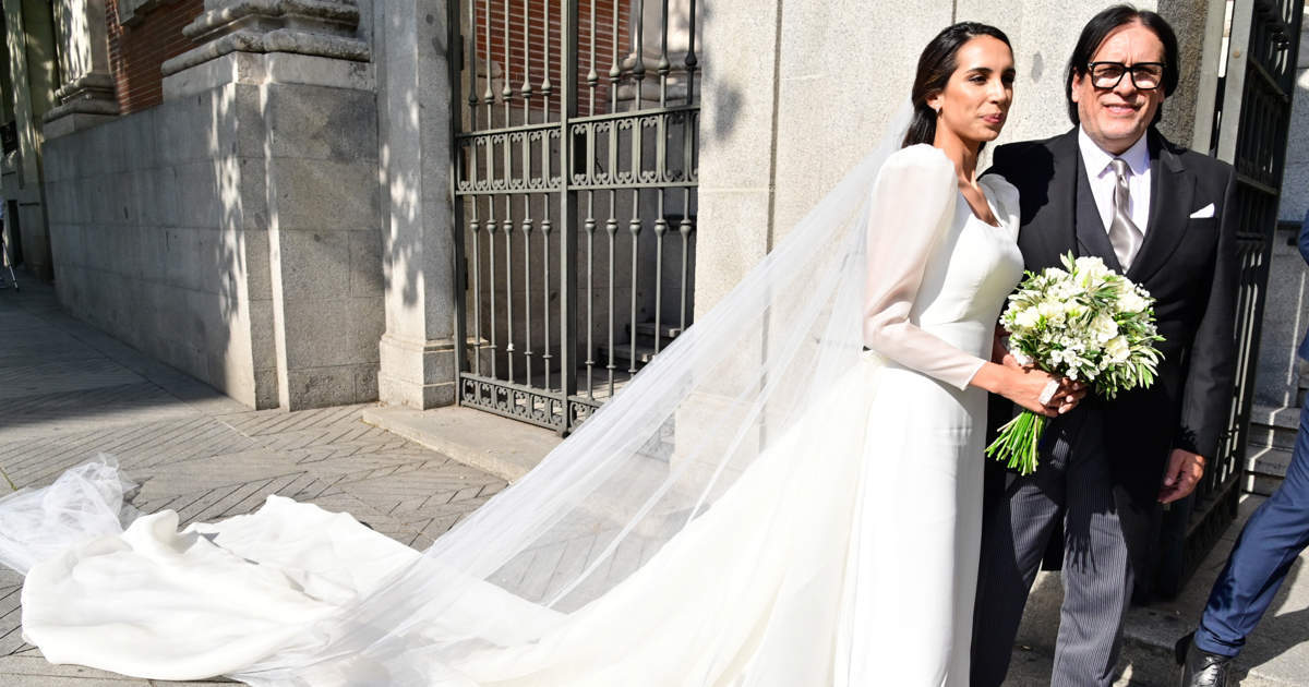 Lecturas's tweet photo. La novia llegó acompañada de su padre, Mauricio Trillo, de quien Encarna se divorció en 2017 https://t.co/u8MrgLKHQV https://t.co/9ZgRfB6DvB