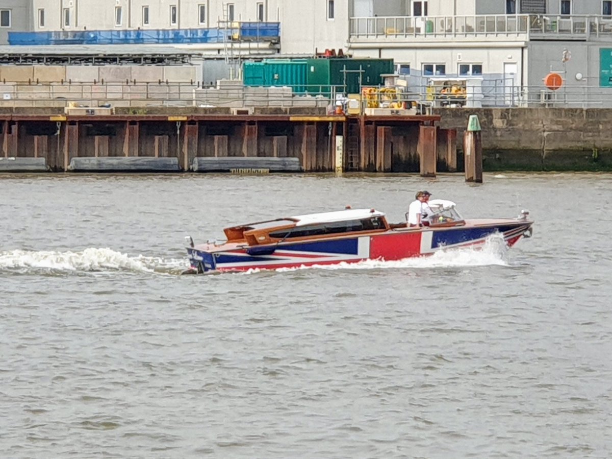 London's very own Venetian water taxi, Thames Limo 🇬🇧, by Wandsworth Bridge this afternoon. <a href="/Thames_Limo/">Thames Limo</a> #riverthames #lifeonthethames #lifeinlondon #thamespath