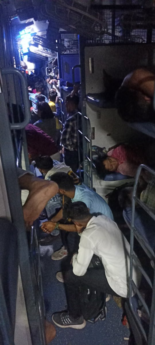 Now train at gwalior station train no 12919 and all sleeper coach became general coach, what is benifit of reservation if we have to suffer like that only. @RailwaySeva @IRCTCofficial @AshwiniVaishnaw @RPF_INDIA