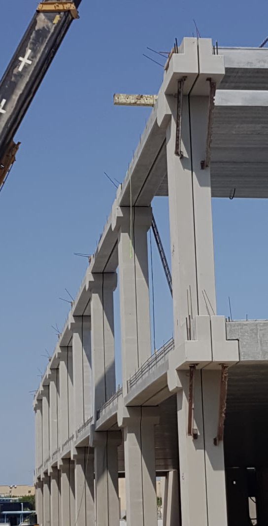 حسب متطلبات التصميم الانشائي يتم تنفيذ اعمدة وجسور #البريكاست في منطقة فواصل التمدد 👍