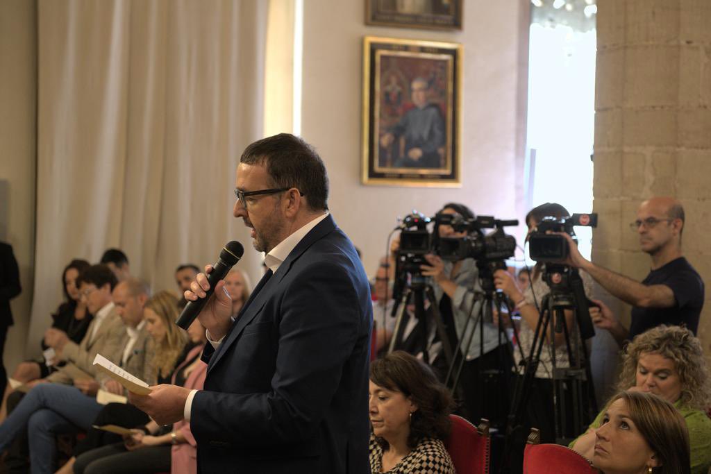 Alcaldessa de Vic (@alcaldessavic) on Twitter photo És un orgull que avui l’<a href="/albertcastellsv/">Albert Castells Vilalta</a> hagi sigut investit alcalde de #Vic. Estic convençuda que faràs molt bona feina!
Avui també tanco una etapa de 16 anys treballant incansablement, amb estima i passió, per #Vic i per fer una vida millor als vigatans i vigatanes. Un honor! És un orgull que avui l’<a href="/albertcastellsv/">Albert Castells Vilalta</a> hagi sigut investit alcalde de #Vic. Estic convençuda que faràs molt bona feina!
Avui també tanco una etapa de 16 anys treballant incansablement, amb estima i passió, per #Vic i per fer una vida millor als vigatans i vigatanes. Un honor!