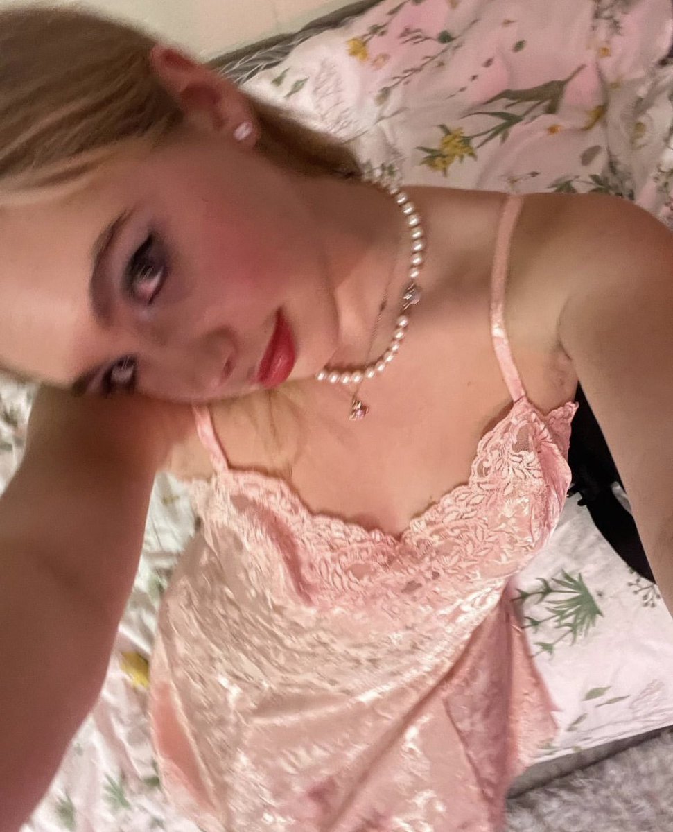 sylviqs's tweet photo. this is as fancy as it gets guys #yuleball2023 https://t.co/czyc6wPnmx
