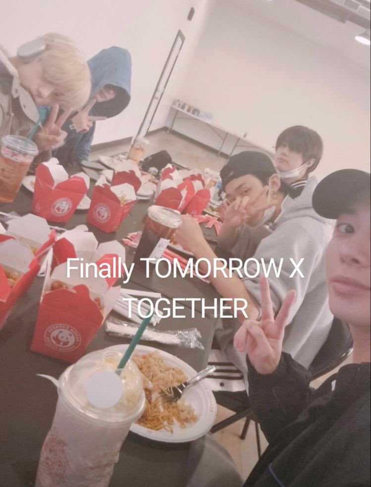 txtbitez's tweet photo. one thing about txt, they will always be eating together like a family ♡ https://t.co/bKbMroXJ4e