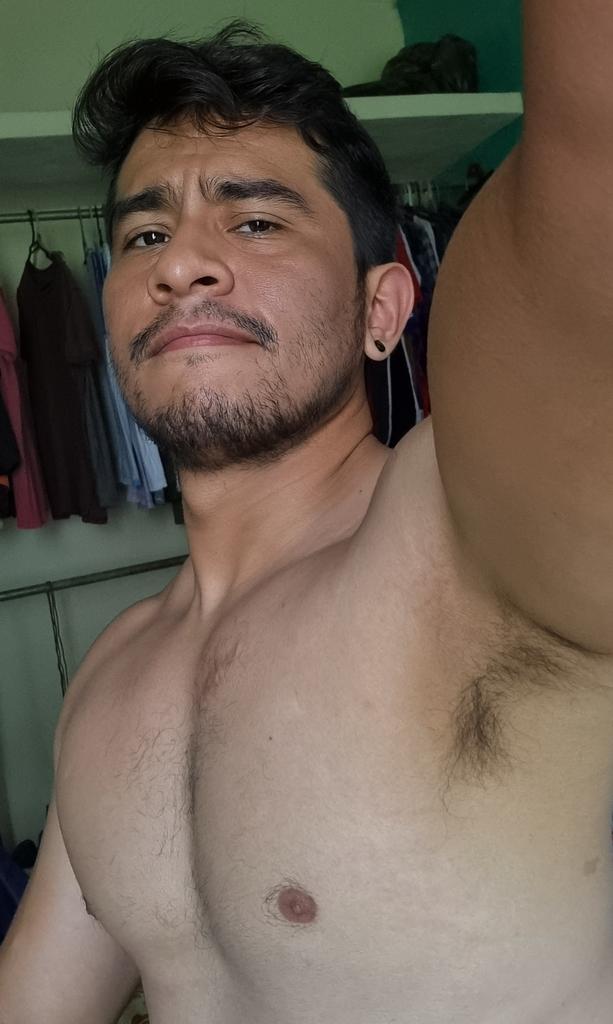JessZav93215214's tweet photo. ¿Quien quiere oler?, acabo de llegar a casa del gym y más este calor me hace oler natural a hombre 😏🔥💪🏼 https://t.co/uM7ENgKvDI