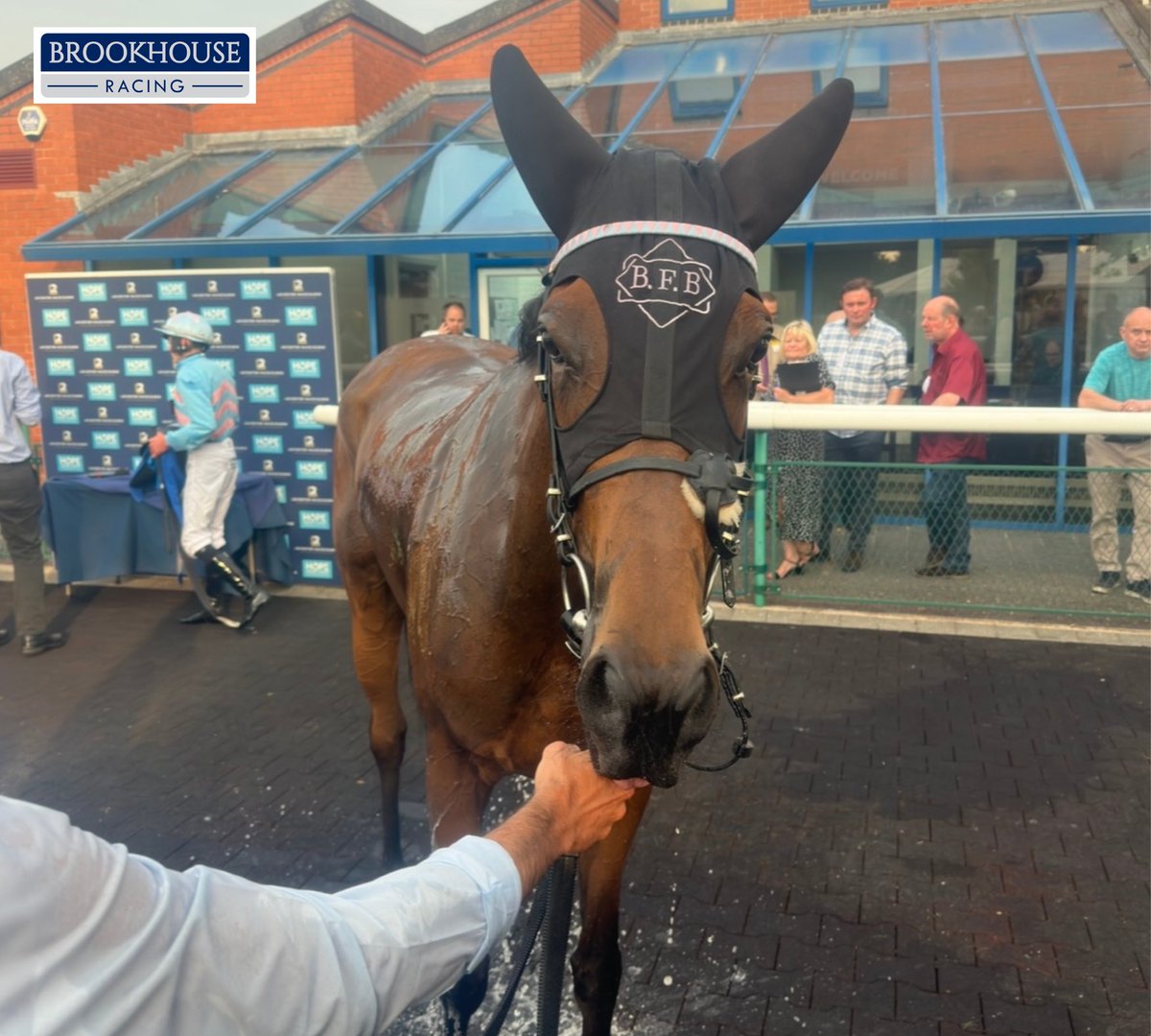 𝙒𝙄𝙉𝙉𝙀𝙍! 🥇𝙈𝙮 𝘾𝙝𝙞𝙦𝙪𝙞𝙩𝙖 is all class, winning well under a super ride from @Seaniebowen at @LeicesterRaces