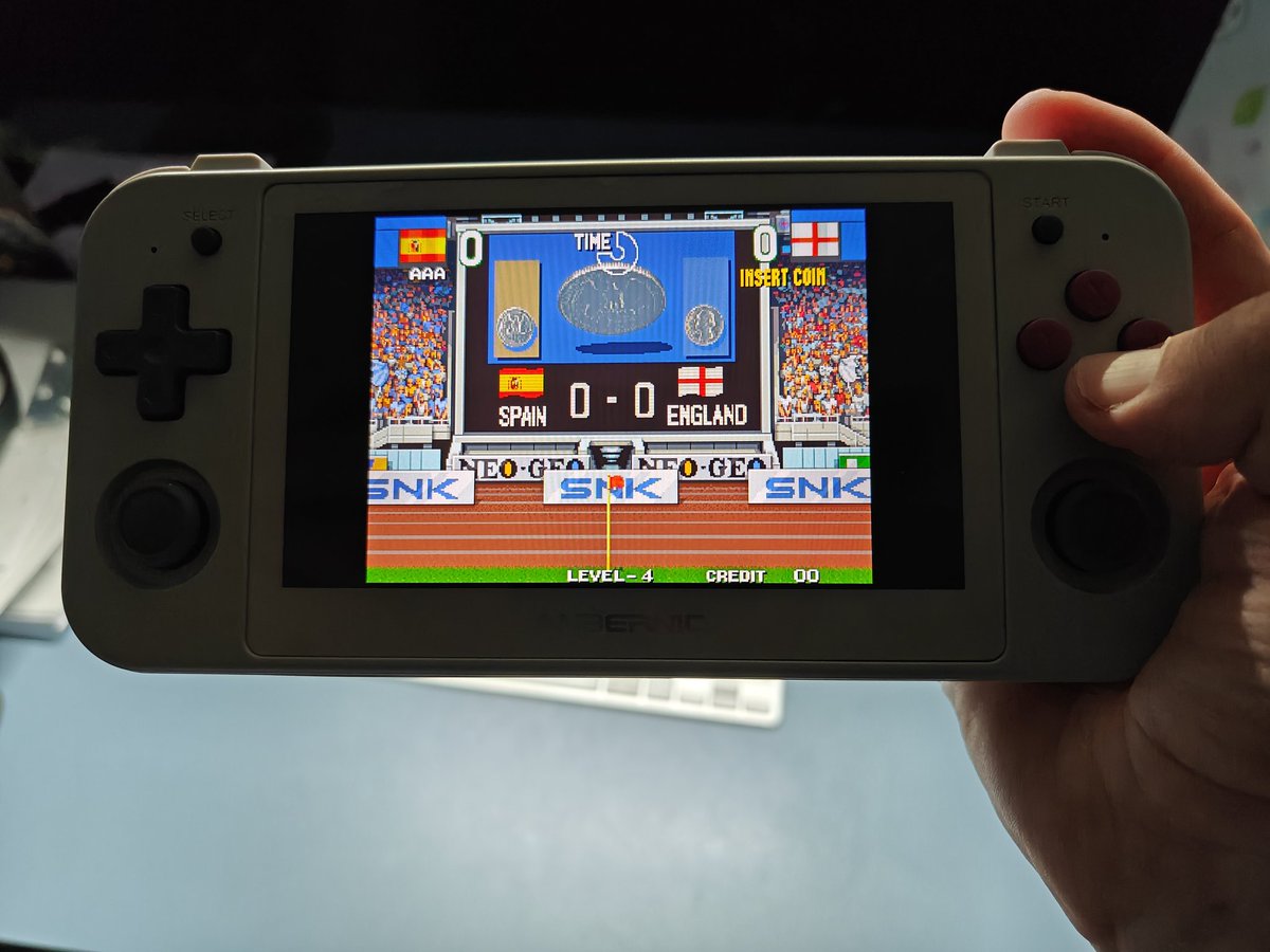 Fran_Mobile's tweet photo. Qué recuerdos!!! El Súper Sidekicks 2 en una Anbernic RG505! Pronto en el canal! https://t.co/4Kwpi3u54H