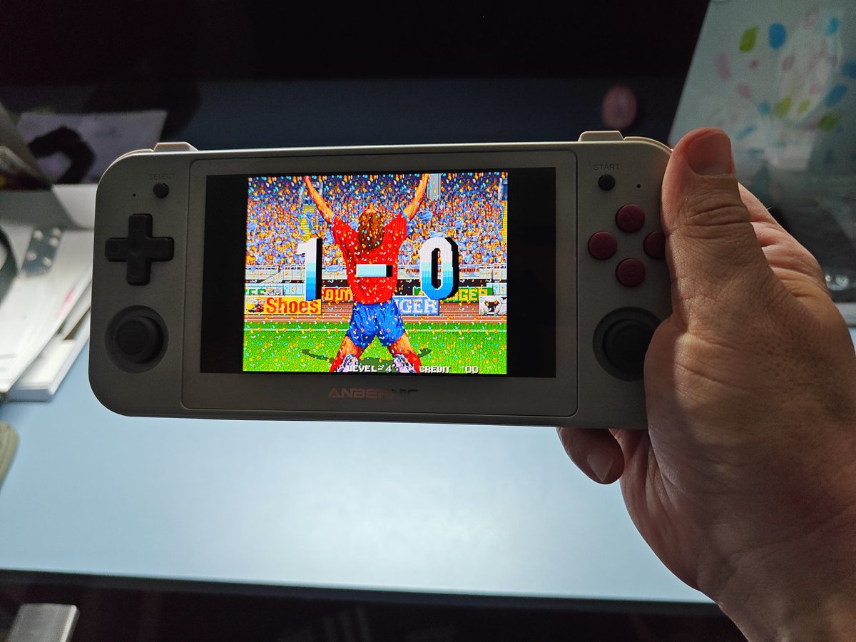 Fran_Mobile's tweet photo. Qué recuerdos!!! El Súper Sidekicks 2 en una Anbernic RG505! Pronto en el canal! https://t.co/4Kwpi3u54H
