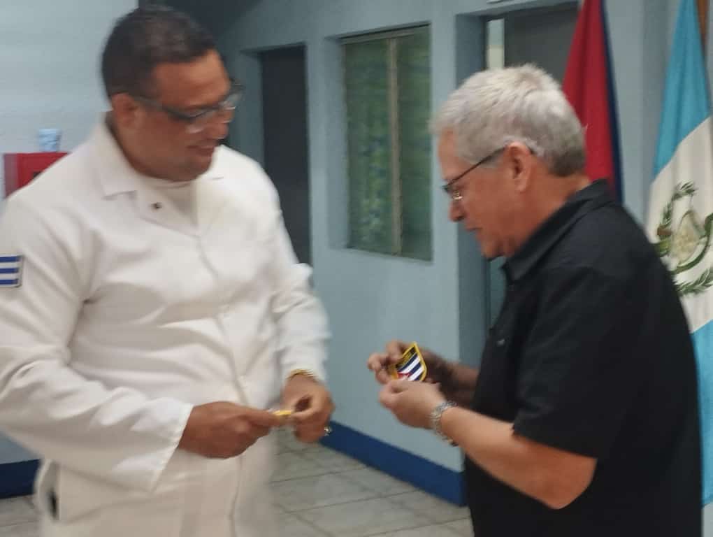 Entrega de un sello bordado con nuestra bandera nacional a nuestro embajador  Nazario Fernández, durante su visita al Centro Oftalmológico de Escuintla, hace entrega el colaborador Antonio Ezequiel Cabrera Santiago.