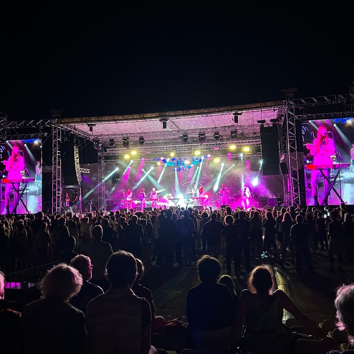 fitou_la's tweet photo. Hier soir, une belle soirée entre amis pour @festivalvoixdefemmesmaury. Ce village d'à peine 900 habitants a su créer un moment où patrimoine, culture et vin se marient à merveille ! 
Merci les amis @batllesophie pour ce beau moment de partage !!
clair @la_femme__musique https://t.co/acGRjPBQvg