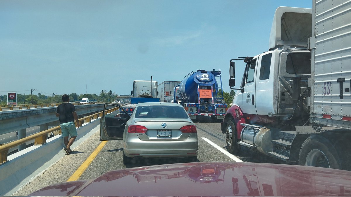 somarz's tweet image. Algo feo paso en la Cárdenas - Villahermosa a la altura de la Corona #trolltab