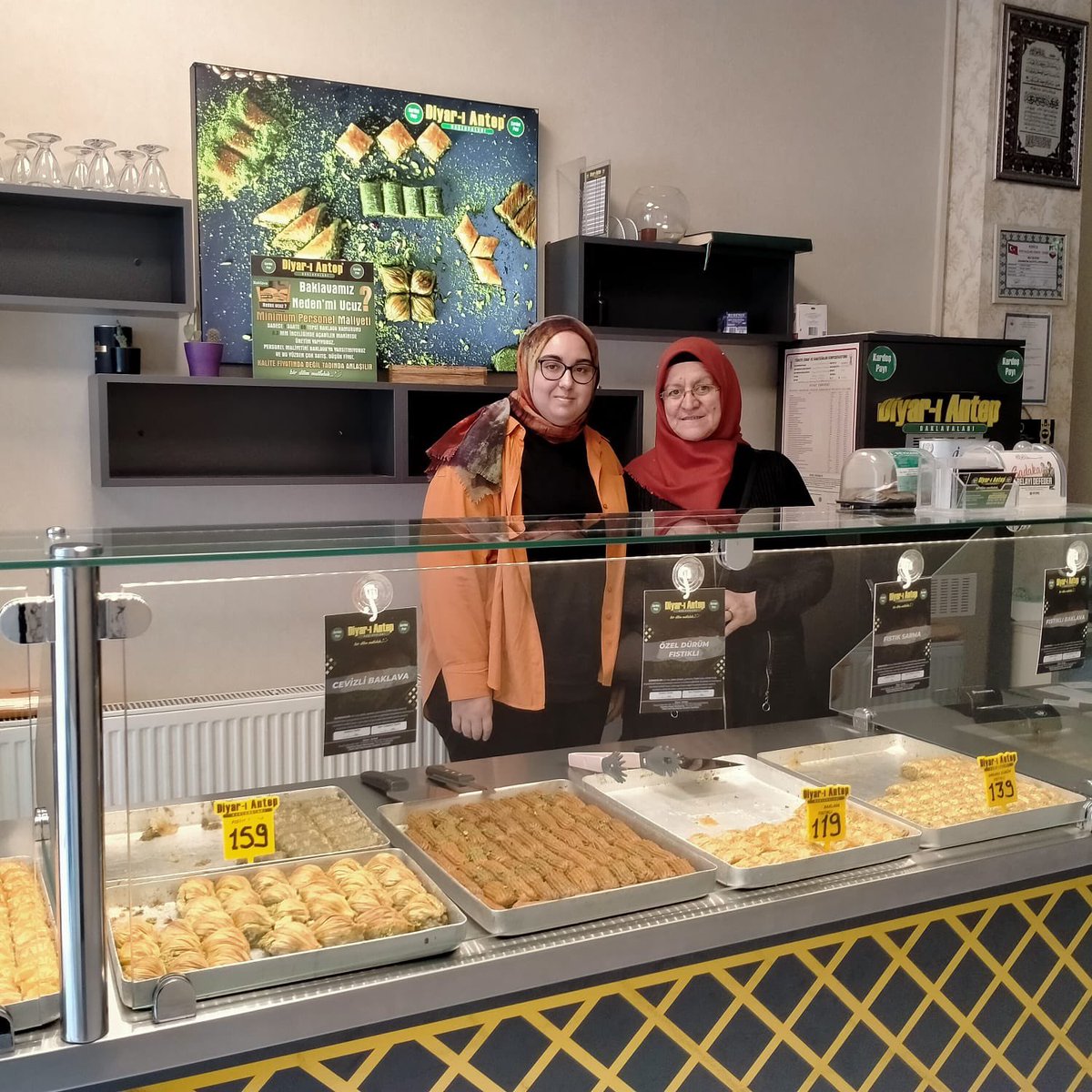 akkadinkaratay's tweet photo. AK KADIN KARATAY sadece seçim zamanında değil her zaman sahalarda ve sizlerin yanında 🧡
Mahalle faaliyetlerimize devam ediyoruz.
@aysekesir 
@esradogancandan 
@Akkadinkonya_ 
@Hulyaa_42 https://t.co/kRfuxzkoFc