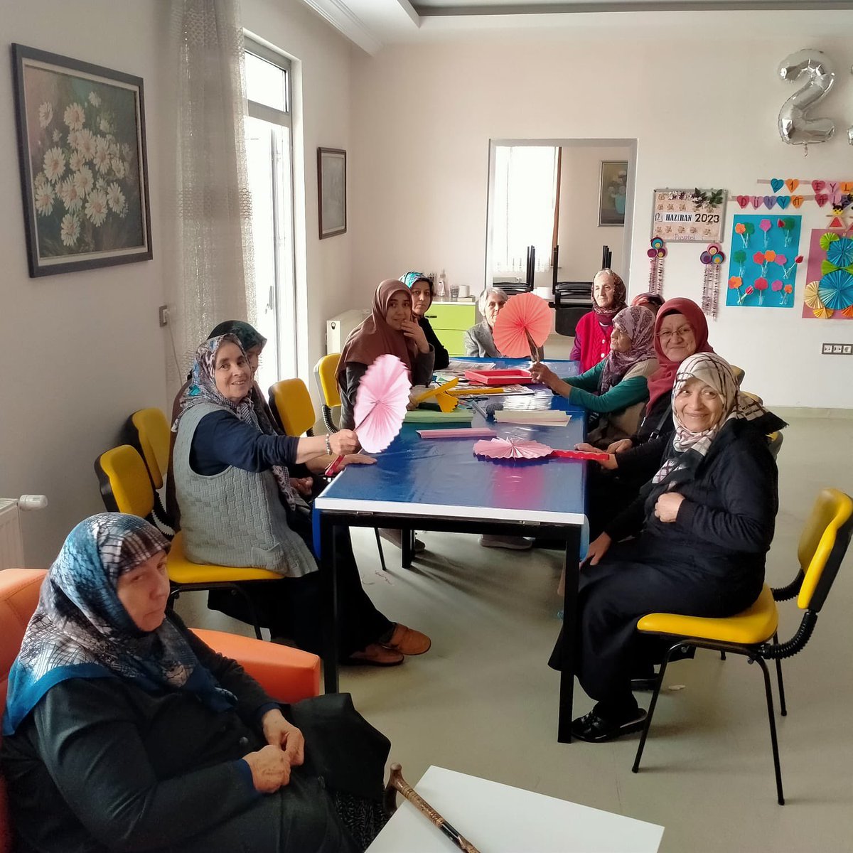 akkadinkaratay's tweet photo. AK KADIN KARATAY sadece seçim zamanında değil her zaman sahalarda ve sizlerin yanında 🧡
Mahalle faaliyetlerimize devam ediyoruz.
@aysekesir 
@esradogancandan 
@Akkadinkonya_ 
@Hulyaa_42 https://t.co/kRfuxzkoFc