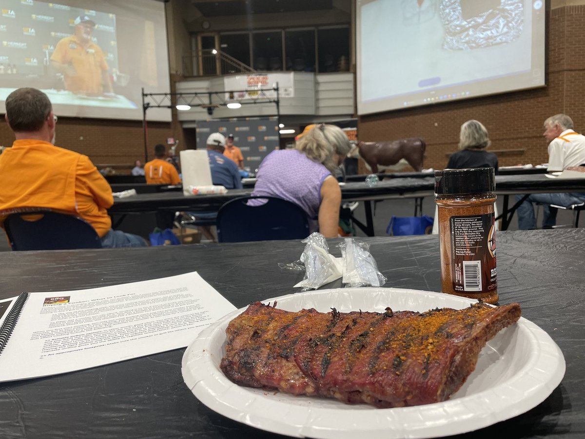 pdr4str's tweet photo. After a week of grading final exams I became a student and attended the @UTIAg Smoking School. Everything tasted amazing and I even met the big boss @KC4UTIA. https://t.co/uh29CsD3HK