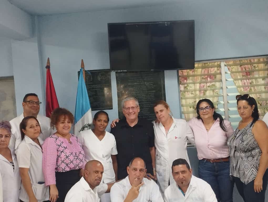 Nuestro emabajador Nazario Fernández, junto a colaboradores que laboran en el Centro Oftaológico de Escuintla, lo acompañan en la visita la Dra.Mariheta Cutiño Rodríguez, jefa de la Brigada Médica Cubana y la Dra.Maria Elena Barrero jefa de Operación Milagro.