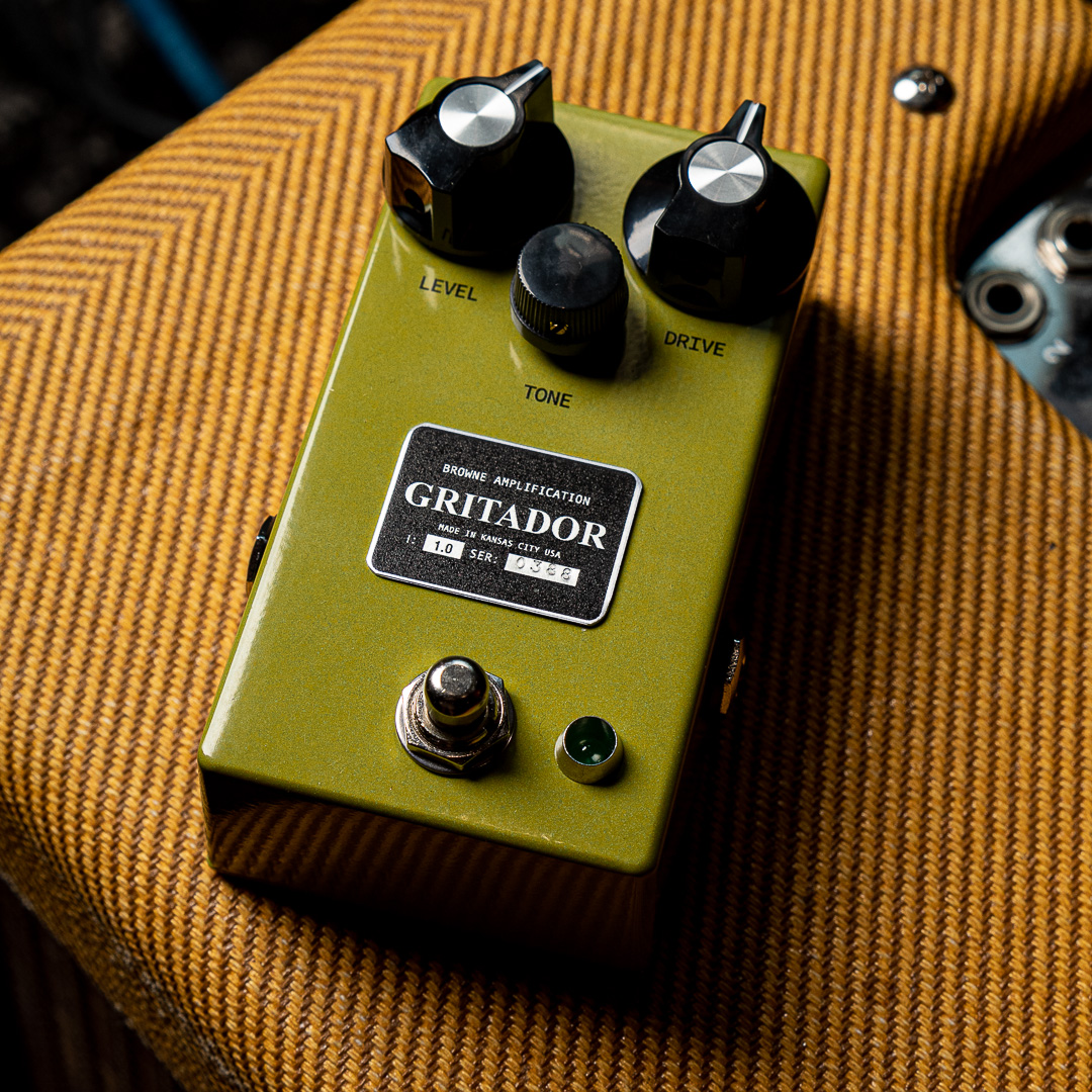 With a name meaning “screamer” in Portuguese, can you guess what classic circuit inspired this pedal? Delivering the classic midrange bump, the Browne Amplification Gritador Overdrive provides fullness while maintaining a tight, punchy low end. bit.ly/3RFPA82