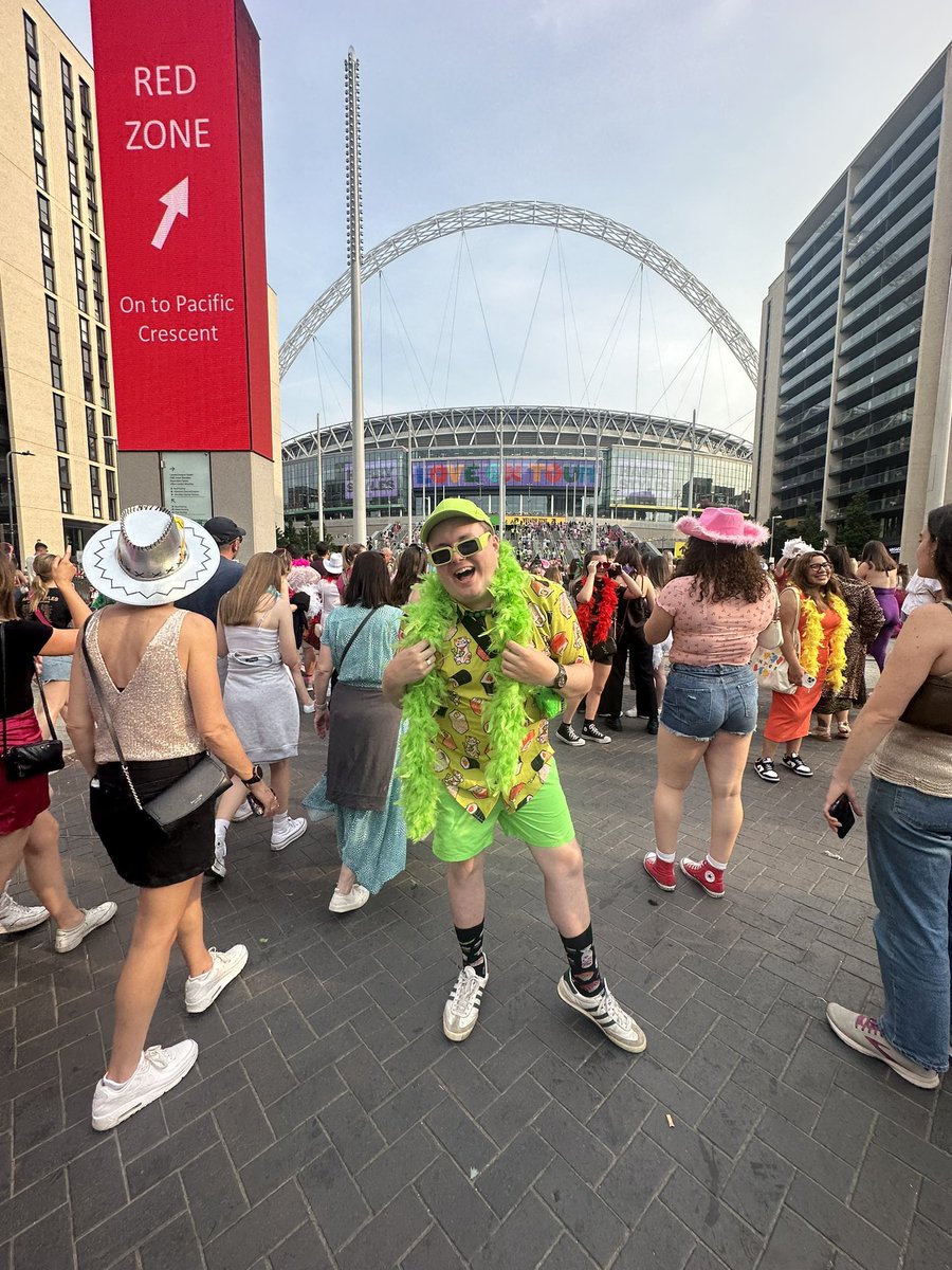 PerryPresents_'s tweet photo. I’ve arrived at @wembleystadium so hyped! #hslotwembley #HSLOT @Harry_Styles #HarrySyles https://t.co/bjfl6ryfbA