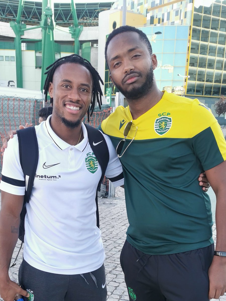 Resumo do dia: acordar cedo, apanhar um autocarro para Lisboa, assistir à vitória da melhor equipa do mundo e ainda ficar para conversar e tirar uma foto com o @panyvarela18

#DiaDeSporting #FutsalSCP