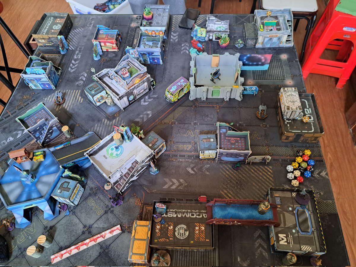 3rd game of hungry walrus.
Played a custom mission called skyfall. Ooooo boy. After turn 1, 3 of 4 objective are placed in the opponents deployment zone. I have to go dig them out. Hahaha no way. I take the L on this one. Shas vs Druze #infinitythegame