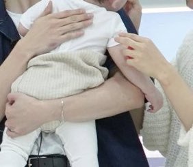 hyunnieslixx's tweet photo. la diferencia de tamaño de sus manos😭😭 https://t.co/NTeFIVned0