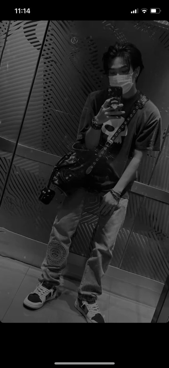 buildjakapancl's tweet image. Biu en sus historias de Instagram🖤
Me da un vibes de gdragon este chiquito por algo es su role model 😍😍🖤🖤

#Build #BuildIsBack #BuildJakapan #Beyourluve #BuildJakapanChile #BuildChile #BeyourLuveChile #Buildfirstsoloconcert #colorfulBUILDday #Biu #PollyPastel #TheRebornBuild