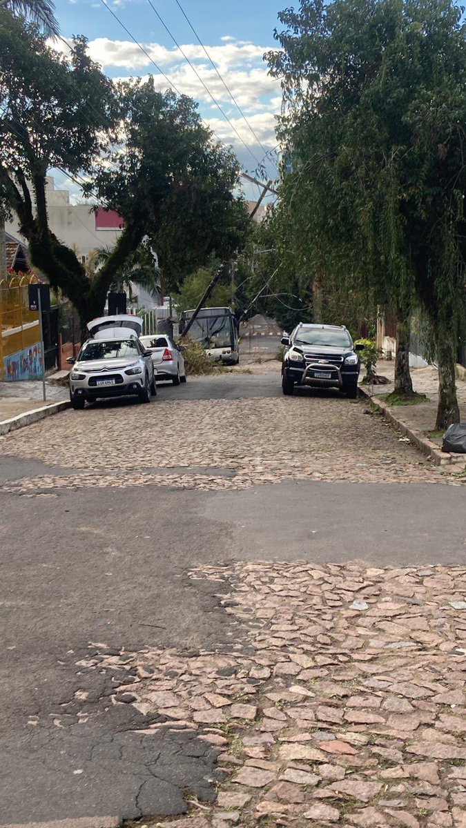 DaviZimmer83's tweet photo. E aí @CEEE_Equatorial ? Desde quinta à noite sem luz… somente hoje cortaram as árvores. E agora? Quanto tempo pra resolver? Rua Mali, Zona Norte POA. @SebastiaoMelo https://t.co/5EIhpcqc1j