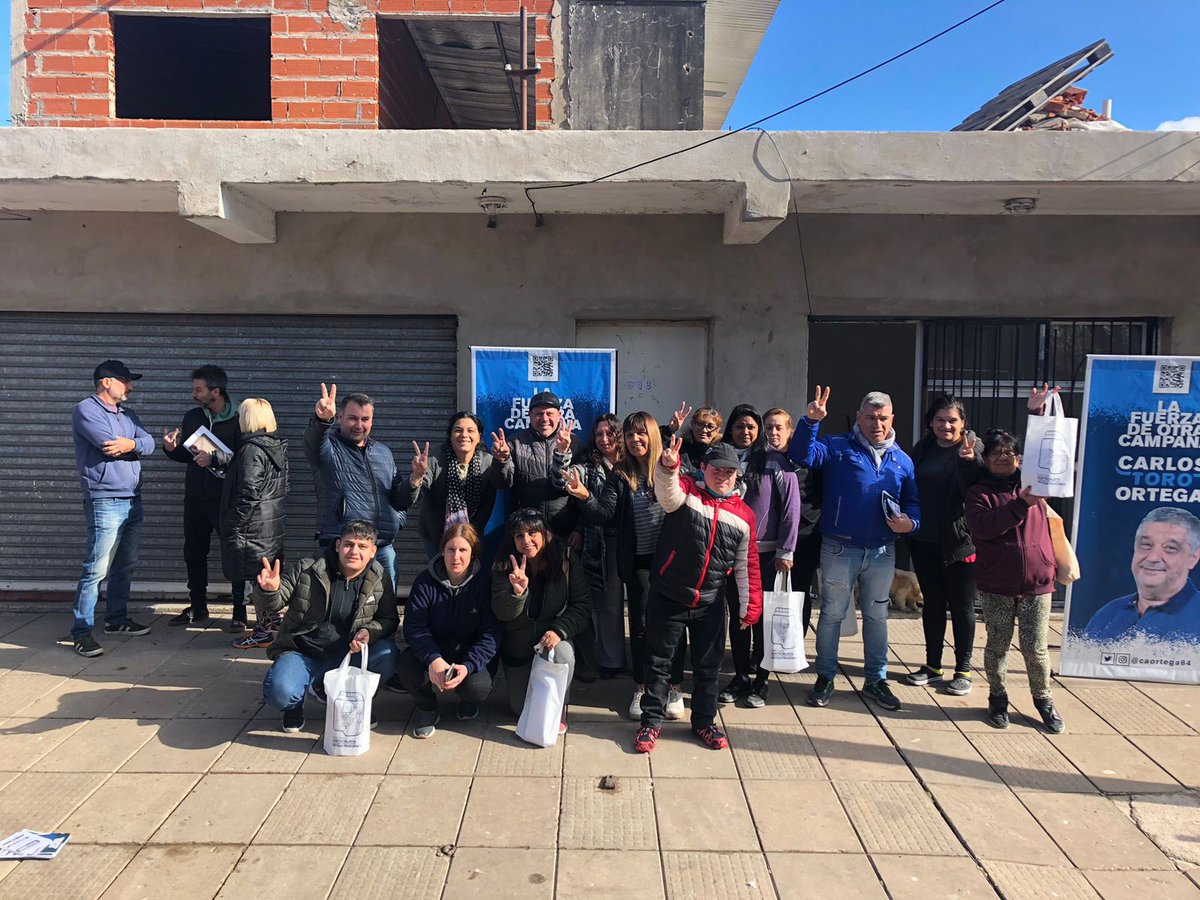 soleaalonso's tweet photo. 🚶🏻‍♀️🚶🏽👨‍👩‍👦‍👦 Seguimos visitando barrio x barrio, estando cerca de cada vecino y vecina de campana. 

💪🏻 Creemos firmemente en una construcción donde todxs puedan ser parte y confiamos en nuestros compañerxs. 

#LaFuerzaDeOtraCampana es con vos y es con @caortega64 ✌🏼🔔 https://t.co/R27EXNprCt