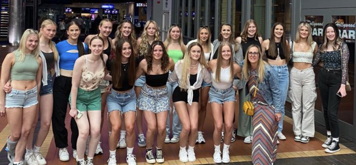 End of season bowling, food and presentation with @celticdragons_ U17 at Cardiff Bay.   Amazing group of talented netballers @RT_16 @WalesNetball_ 💚🐉