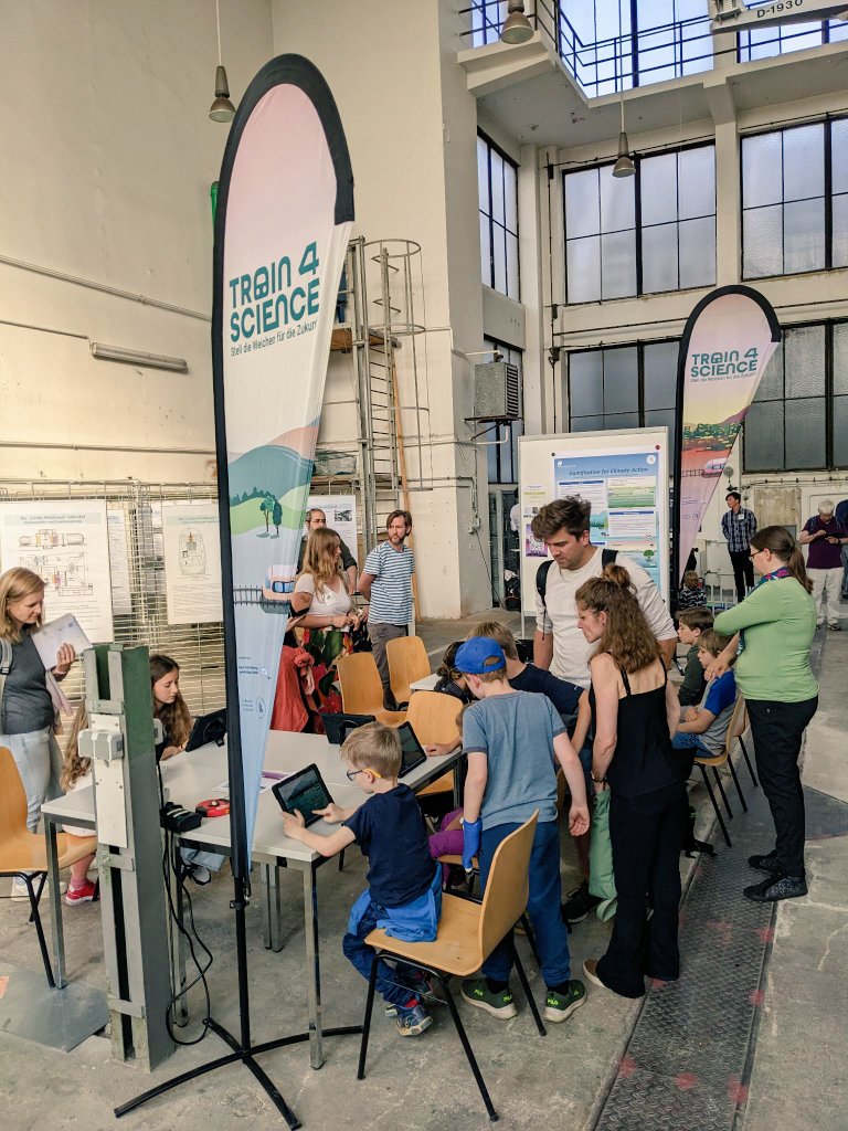 train4science's tweet photo. #TRAIN4Science @LNDWBerlin mit einem neuen Stand und einem neuen Projekt #Gamification4ClimateAction. Wir entwickeln eine digital gestütze Rallye über das Gelände des @SchulUmweltZtrm. Kommt vorbei und testet unsere neuen Ideen. 
@ktstiftung @cccKlimazentrum @HumboldtUni https://t.co/y0uMr9rrnS