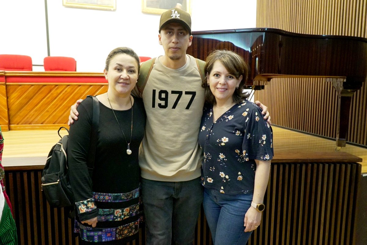 La rectora <a href="/augustahermida/">M. Augusta Hermida</a> exaltó el esfuerzo de las y los estudiantes, quienes recibieron clases virtuales a través de la plataforma E-Learnig de la facultad de <a href="/FFilosofiauc/">Facultad de Filosofía UCuenca</a>, y presenciales los sábados. La #UCuenca está comprometida a disminuir las brechas de inequidad, sostuvo