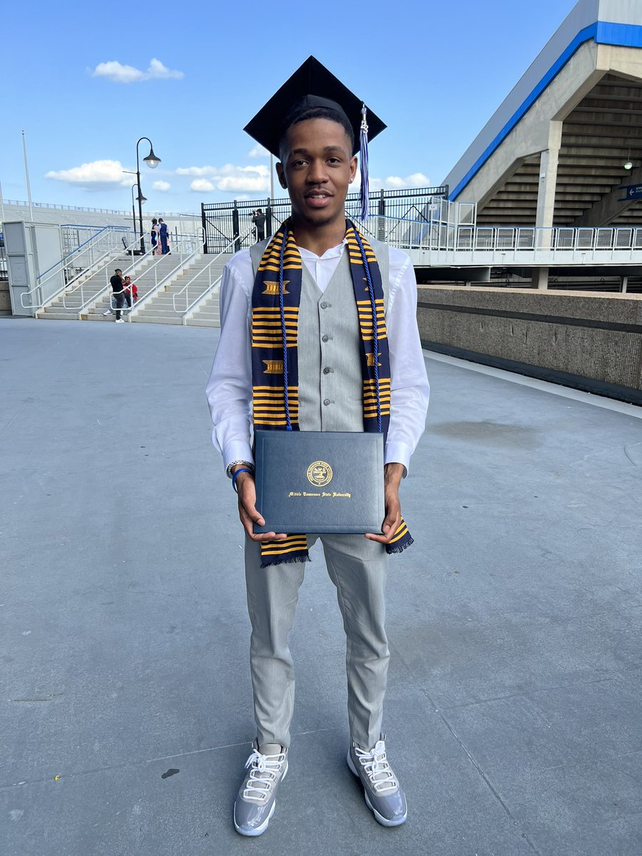 selfmade_tru's tweet photo. I’m late 👨🏾‍🎓 https://t.co/SSydsTGFVM