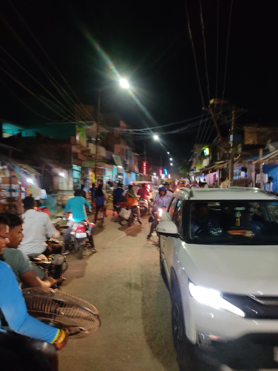 baradaprasad's tweet photo. #Banapur-#Balugaon main road faces severe issues with heavy crowds and traffic, causing significant inconvenience for travelers, urgent vehicles and local residents. 
URGENT ACTION IS REQUIRED TO ADDRESS THIS PRESSING PROBLEMS. 
@MoSarkar5T @CMO_Odisha @PWD_Odisha @HUDDeptOdisha https://t.co/zHRJ0ylafz