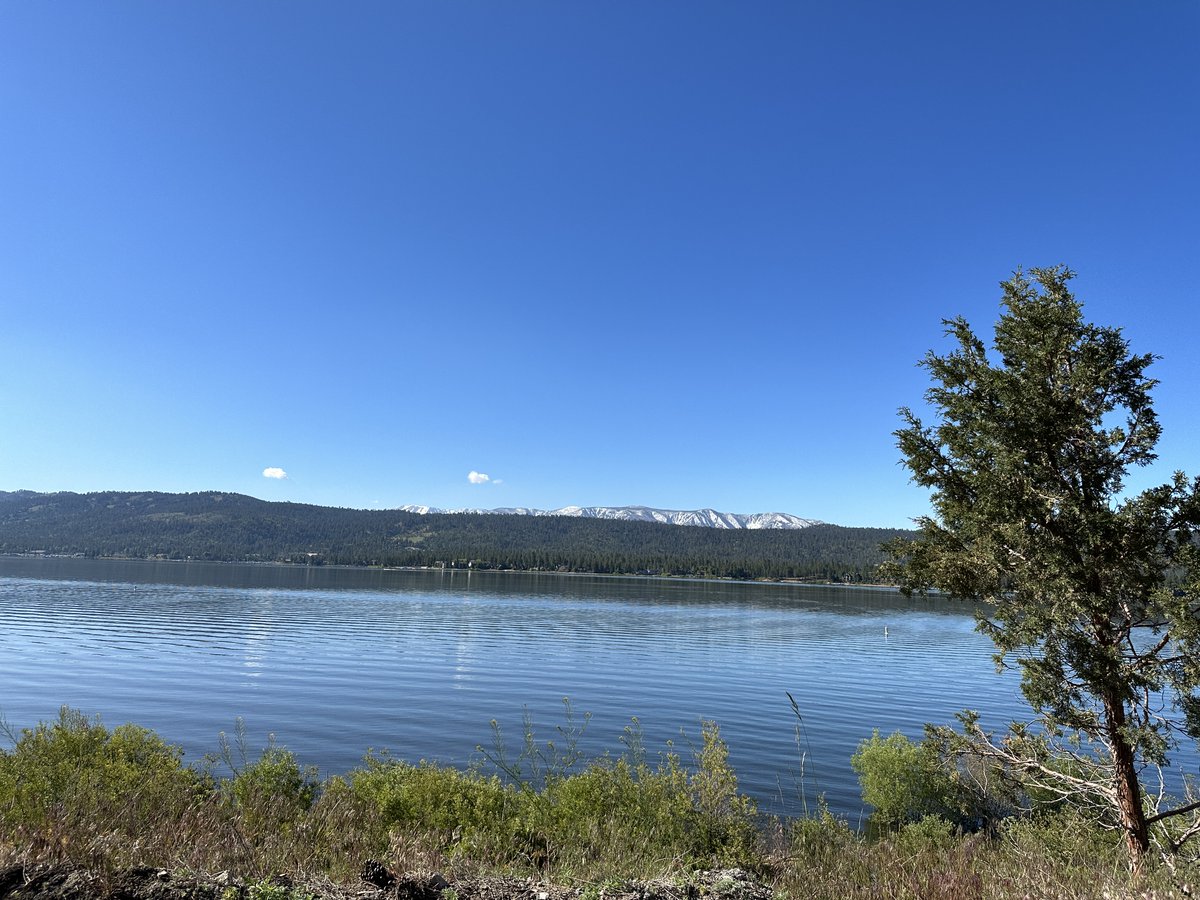 NWSSanDiego's tweet photo. Enjoying the weekend? These photos were taken last Tuesday showing the snow remaining on Mt San Gorgonio and Big Bear Lake which has risen 11 feet since January #socal #climate #wateryear #cawx https://t.co/jXOYQVsKLX