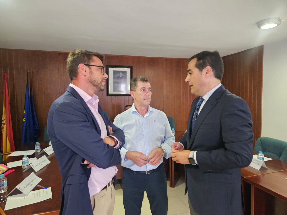 ja_nietob's tweet photo. ➡️ #Obejo está de enhorabuena porque su alcalde seguirá siendo Pedro López.
¡Enhorabuena compañero! A continuar con el buen trabajo que está haciendo tu gobierno para colocar a este municipio donde merece 👏🏻👏🏻👏🏻
#AdmonLocalAND https://t.co/SqZY6gt2gq