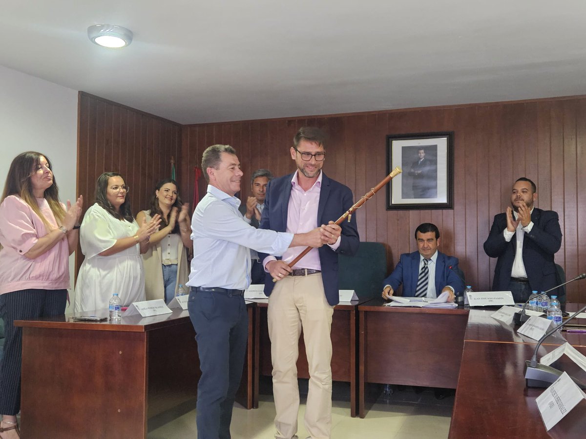 ja_nietob's tweet photo. ➡️ #Obejo está de enhorabuena porque su alcalde seguirá siendo Pedro López.
¡Enhorabuena compañero! A continuar con el buen trabajo que está haciendo tu gobierno para colocar a este municipio donde merece 👏🏻👏🏻👏🏻
#AdmonLocalAND https://t.co/SqZY6gt2gq