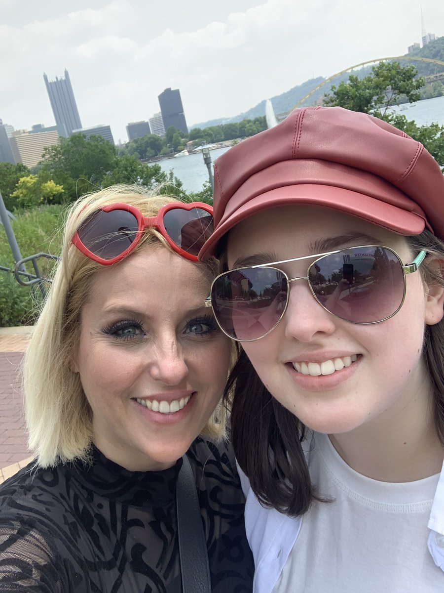 jesselaraecarp's tweet photo. @961KISS  Taylorgating with my beautiful daughter!!!! https://t.co/QA1Wa7NTzL