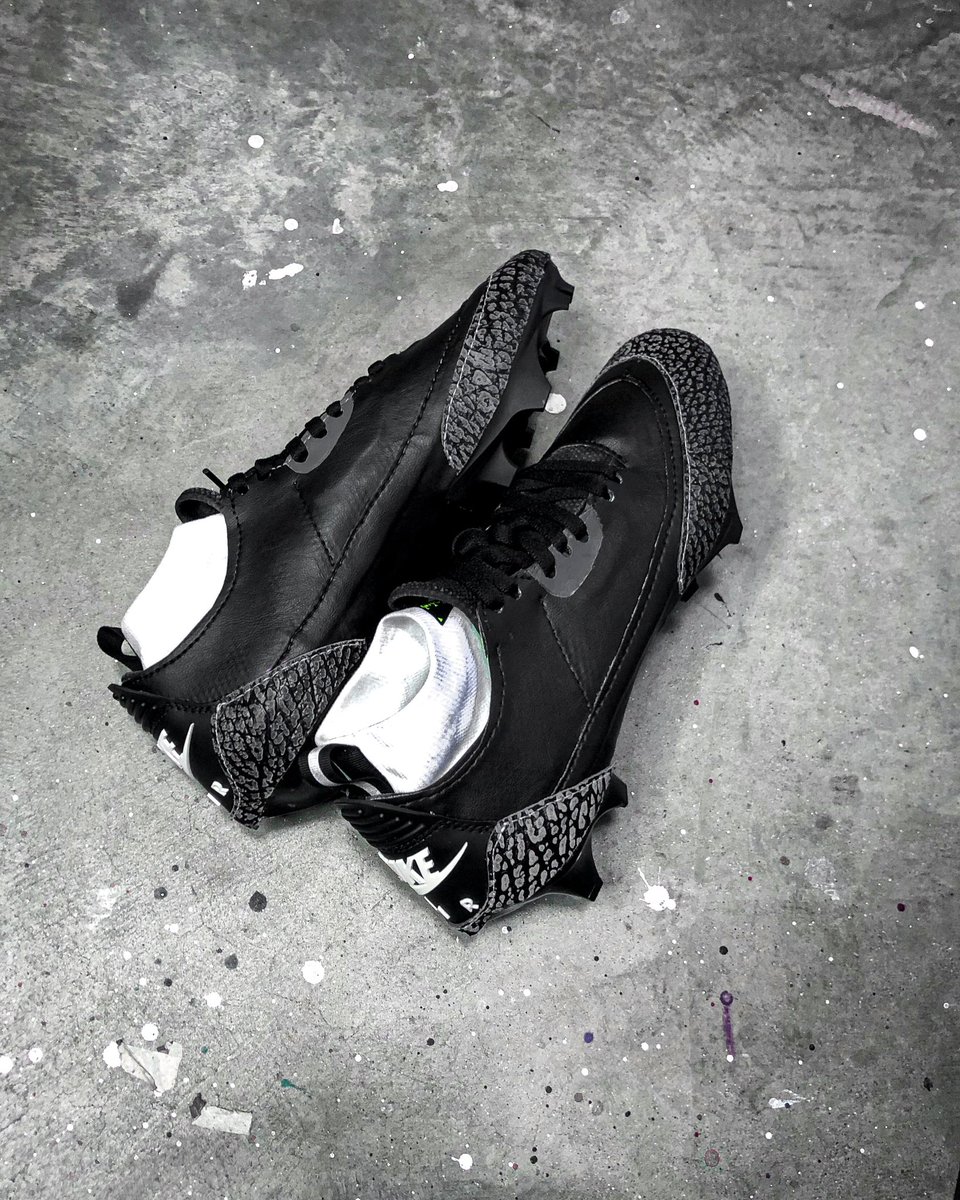 gamedaycleats's tweet photo. Jordan 3 Inspired Football Cleats 🔥 https://t.co/m0DZwbCwL7