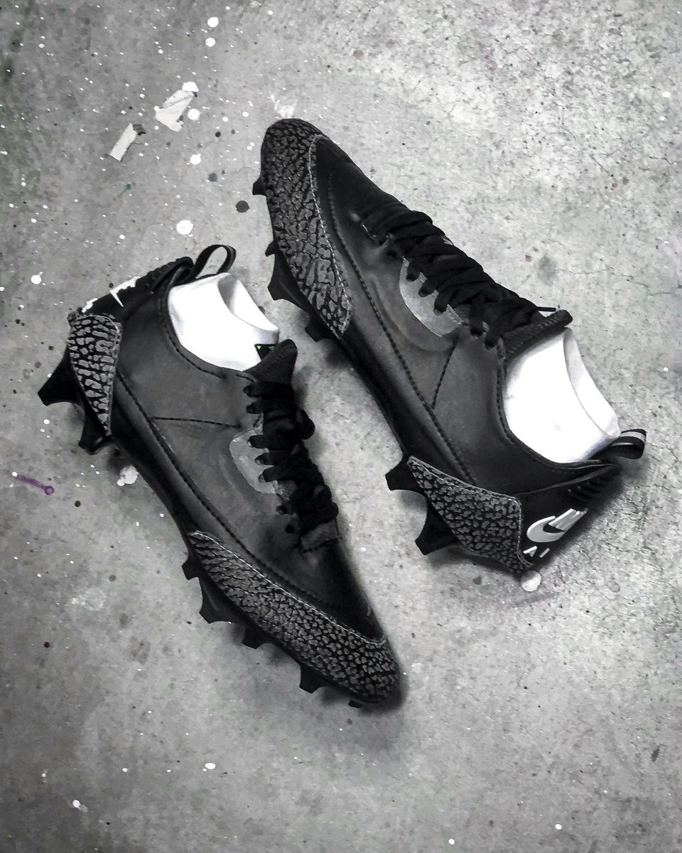 gamedaycleats's tweet photo. Jordan 3 Inspired Football Cleats 🔥 https://t.co/m0DZwbCwL7