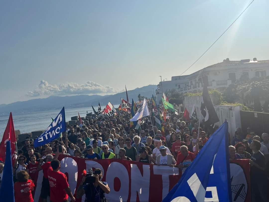 spazionoponte's tweet photo. #noponte #corteonoponte #messina #corteo #noalponte #pontesullostretto https://t.co/WHTJESmwAQ