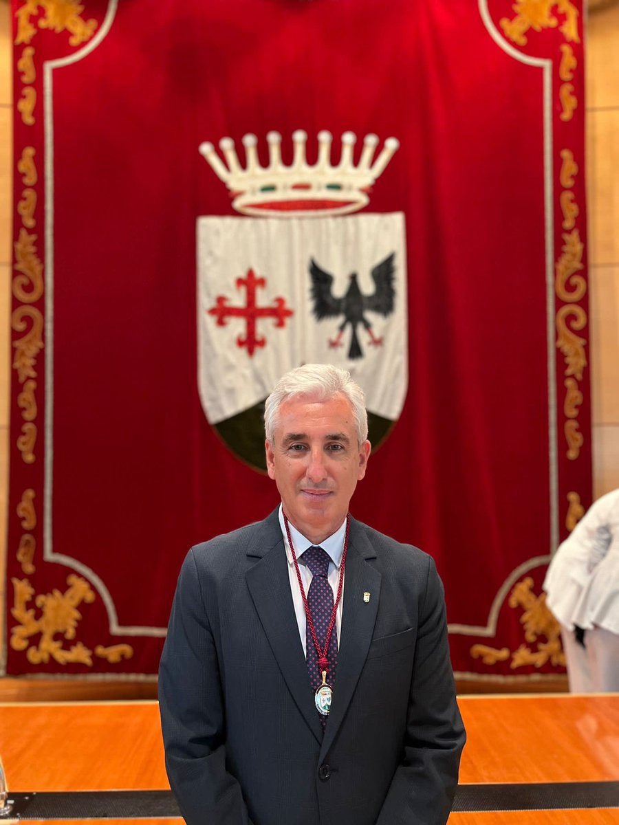 Hoy he jurado el cargo de #concejal del Ayuntamiento de #Alcobendas gracias al apoyo en las urnas de los vecinos de nuestra ciudad . Un nuevo reto acaba de empezar formando parte del equipo de nuestra alcaldesa <a href="/RocioGAlcantara/">Rocío García Alcántara</a>