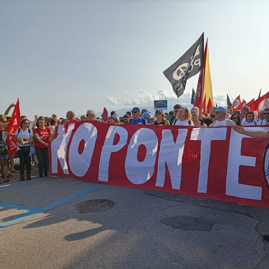 spazionoponte's tweet photo. #noponte #corteonoponte #messina #corteo #noalponte #pontesullostretto https://t.co/WHTJESmwAQ